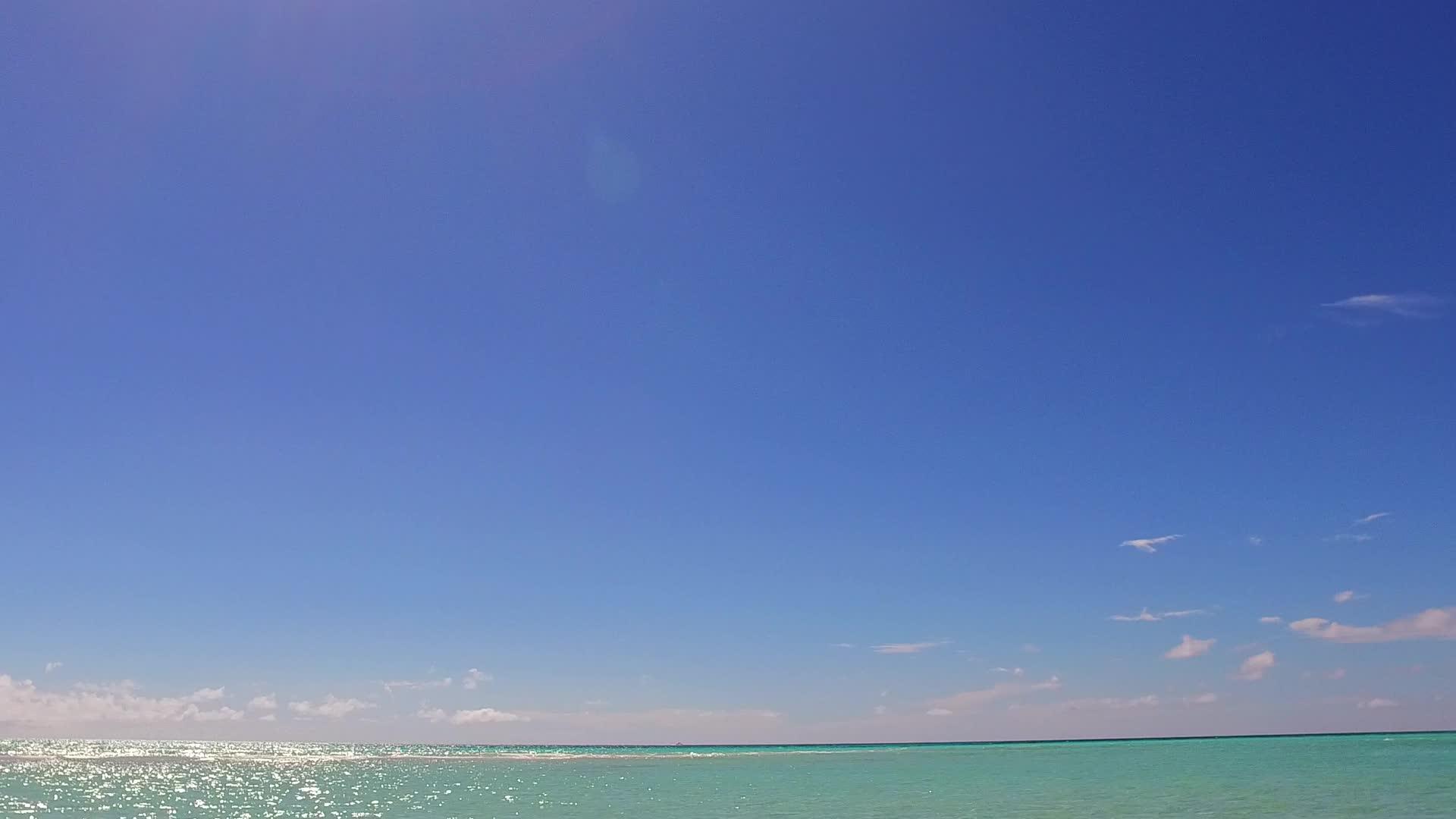 通过透明的海洋和波浪附近的海滩时间的夏季旅行视频的预览图