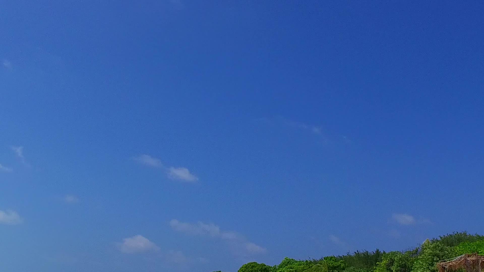 沙巴附近有白色蓝水背景为白色的沙子阳光明媚环礁安静视频的预览图