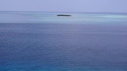 蓝绿环礁湖和海边白沙背景的天堂湾海滩海滩视频的预览图