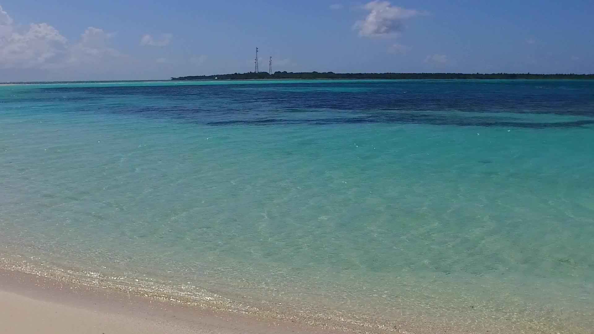浪漫的海岸海滩度假全景在阳光下有白色的沙质视频的预览图