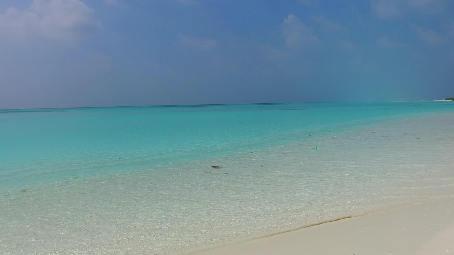 海上度假胜地海滩旅游海岸附近有蓝色的环礁湖视频的预览图