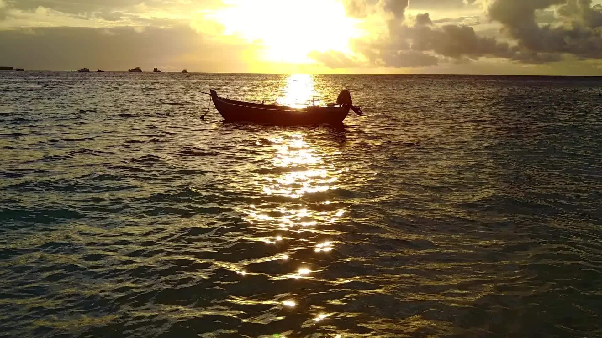 在阳光下的白沙背景下绿色的海洋轻松度假胜地海滩冒险视频的预览图