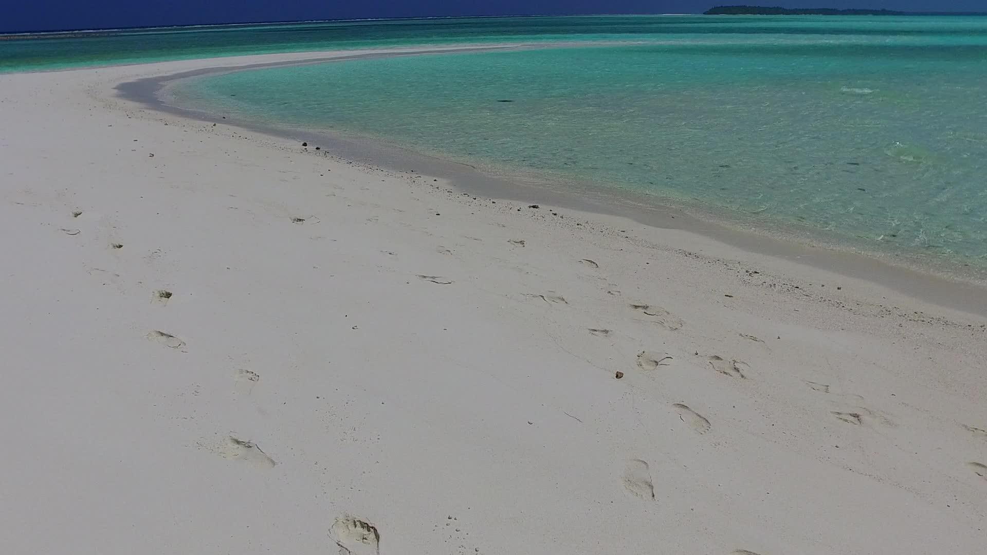 近波白沙背景清海热带海滩航行温暖质感视频的预览图