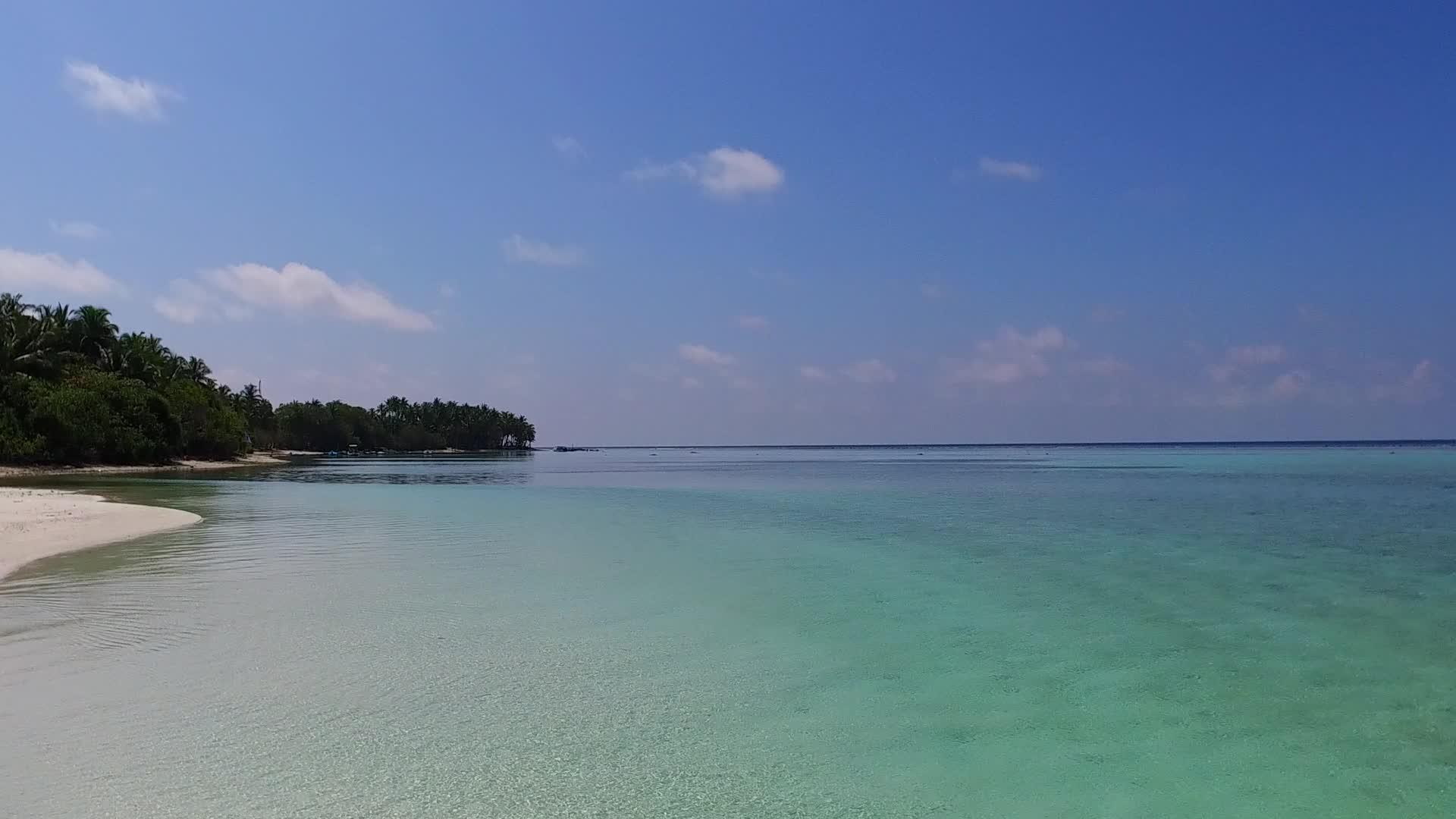 豪华度假村海滩空间全景复制蓝海白沙背景视频的预览图
