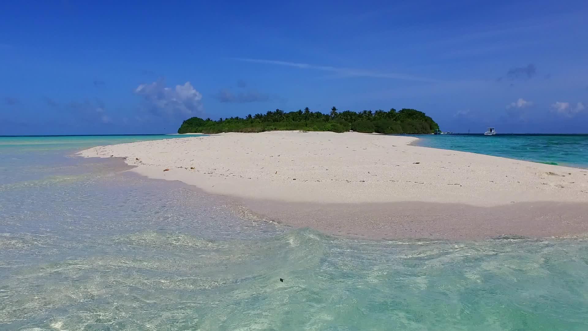 海上度假胜地海滩蓝水和白沙背景在日落前视频的预览图
