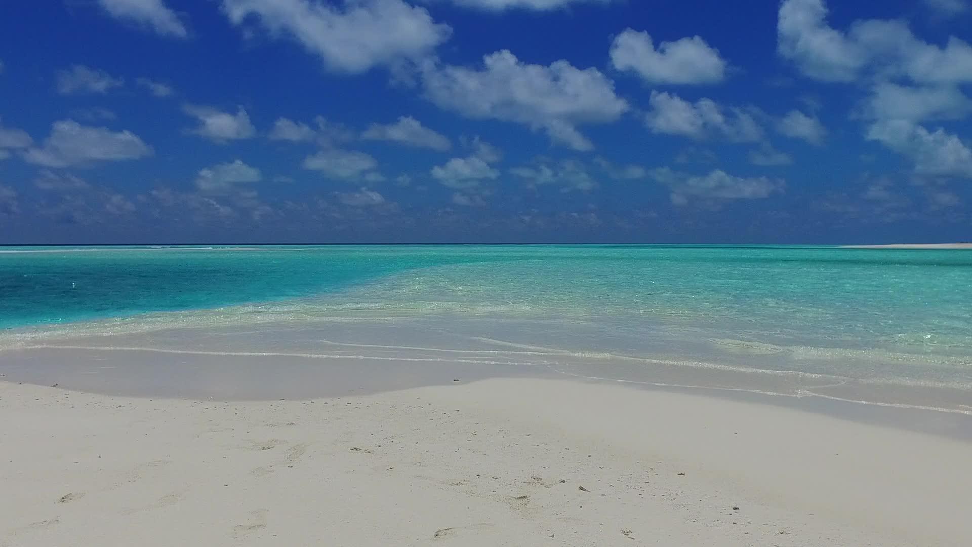 白沙背景下的蓝绿水复制了国外海岸海滩度假的太空空间视频的预览图