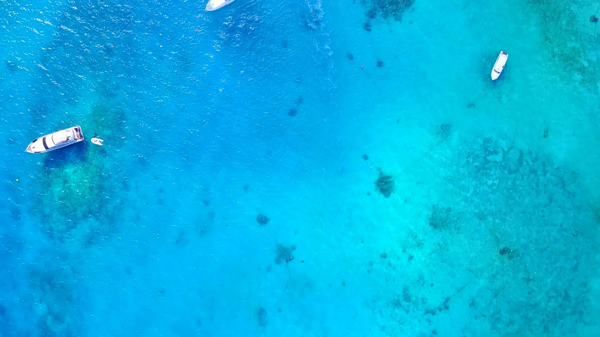 沙洲附近的白沙背景蓝海天堂岛海滩之旅视频的预览图