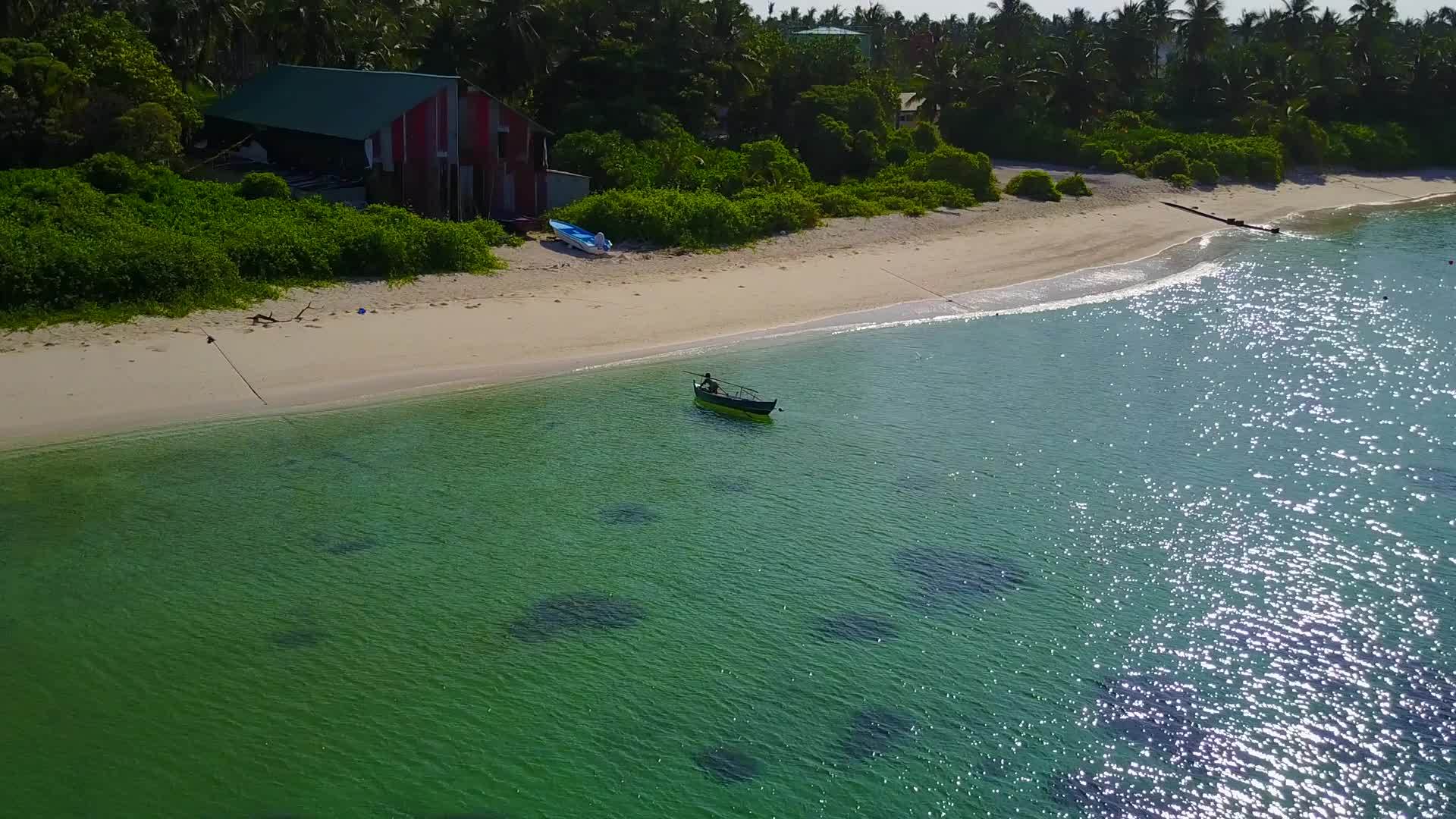 日出后美丽的海景海滩在透明的海洋和白沙的背景下航行视频的预览图