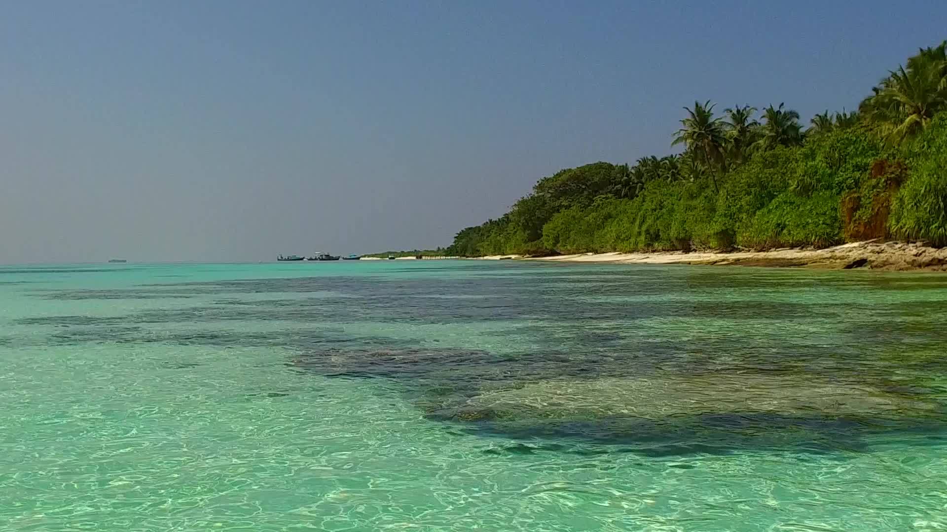 天堂海滩海滩旅游采用海蓝水和近冲浪白沙背景视频的预览图