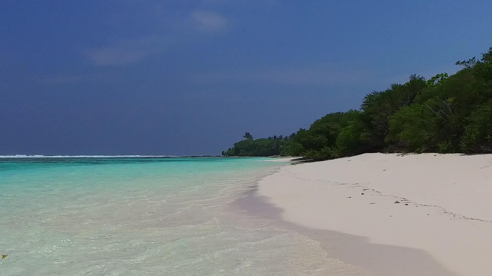 蓝色的水和浅蓝色的沙滩冒险巴附近有浅蓝色的沙滩冒险视频的预览图