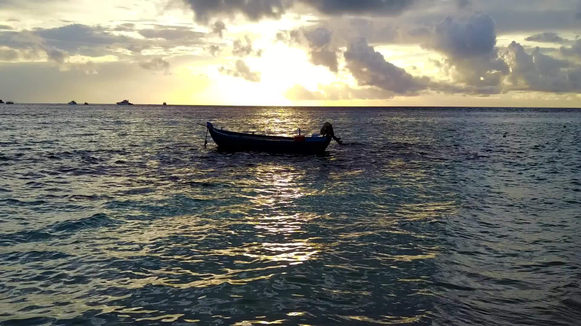海洋旅游海滩冒险蓝海和白沙背景下的浪漫视频的预览图