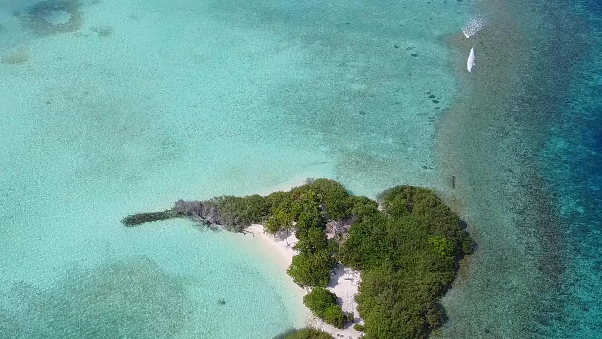 海浪附近有清洁的海滩背景松绿水远洋环礁湖海滩假日外观视频的预览图