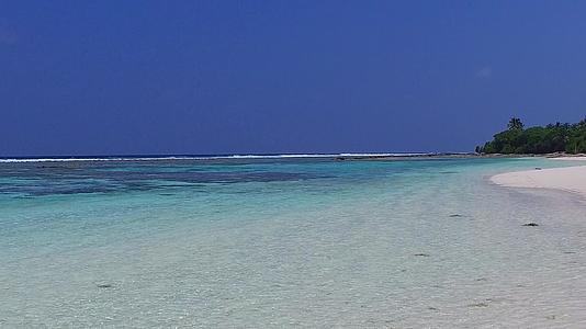 在蓝绿环礁湖和日出后的浅沙背景下进行一次安静的海上海滩之旅视频的预览图