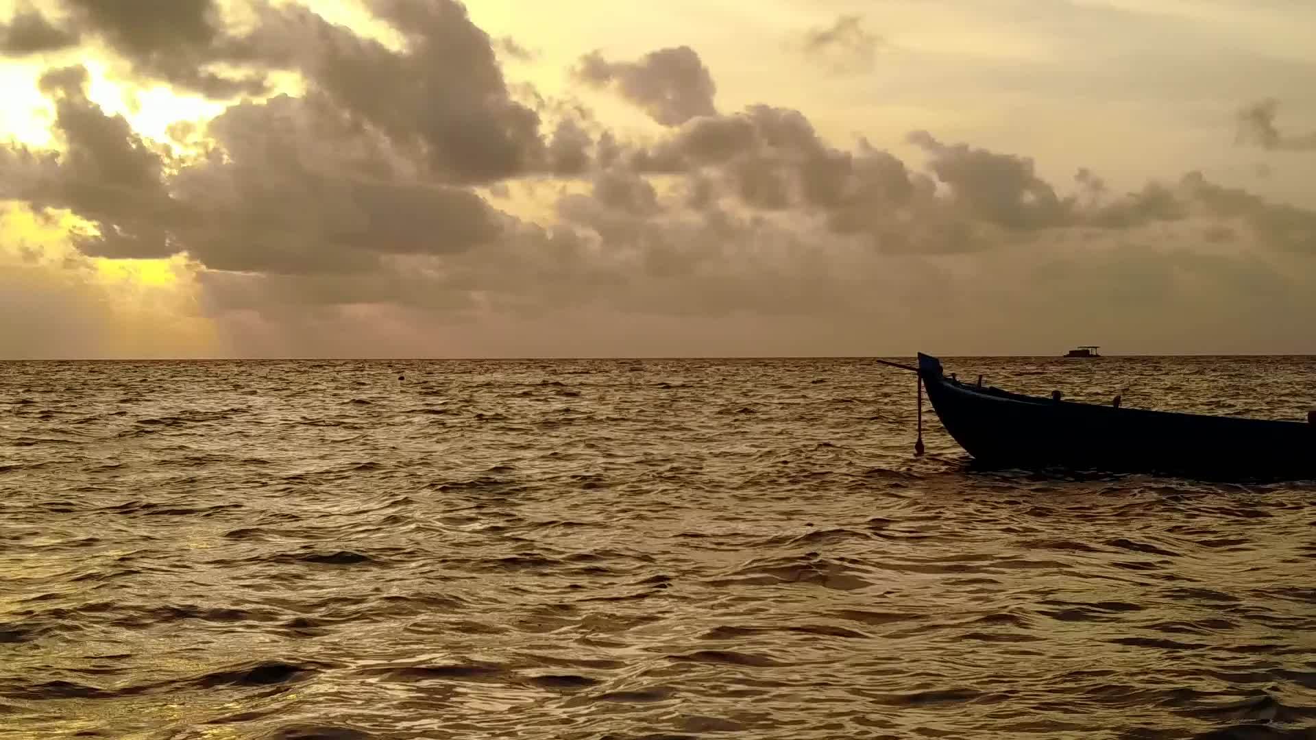 蓝色海滩探险活动以沙巴附近的浅沙本为背景视频的预览图