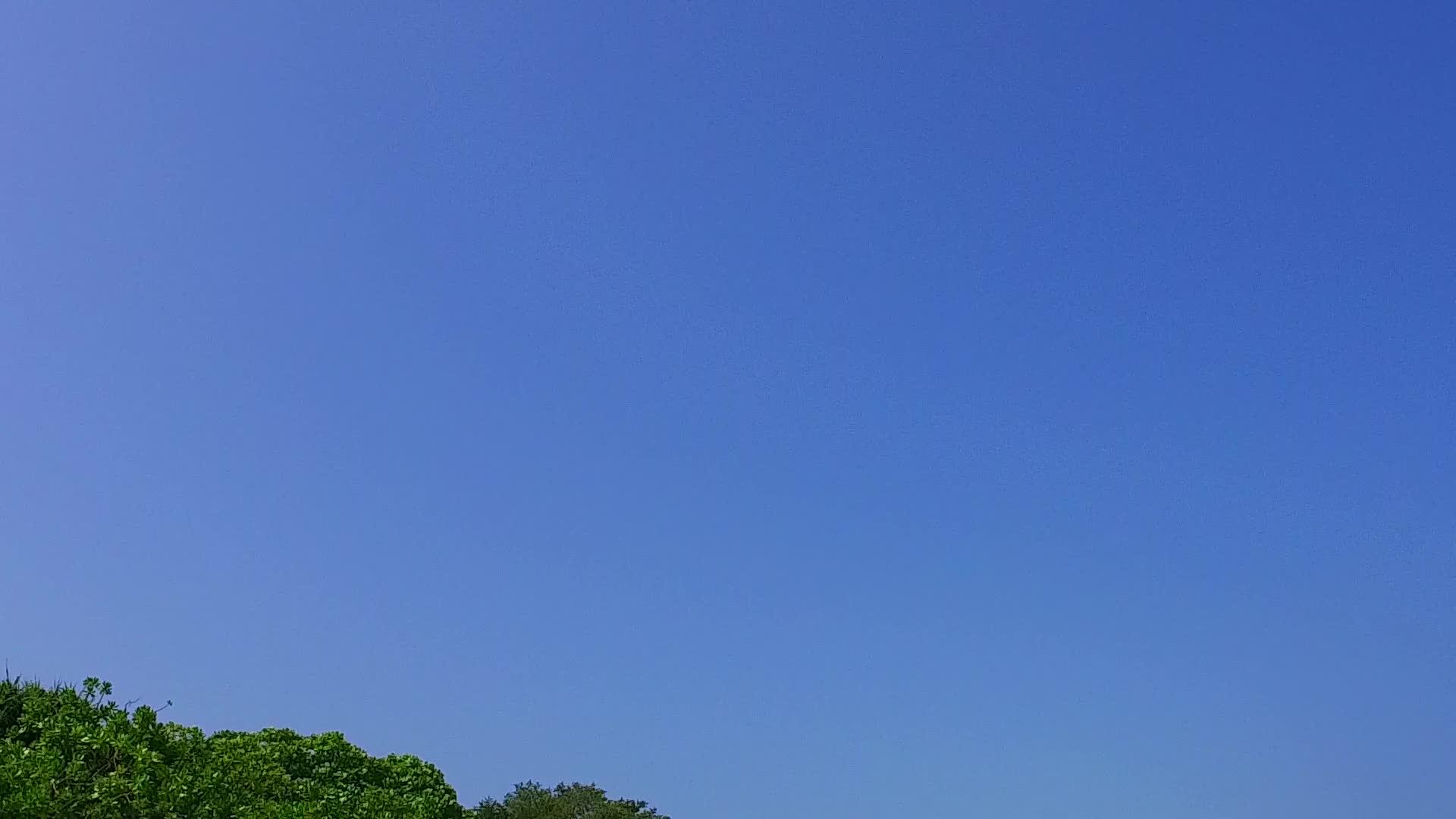 蓝色的水和白色的沙子在蓝色的水的背景附近的冲浪阳光明媚的环礁湖视频的预览图