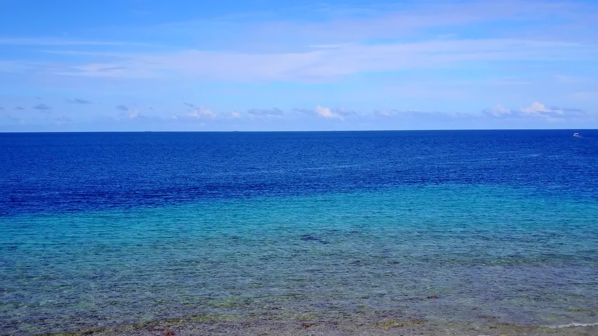 沙洲附近的透明海和白沙海景海滩探索广角旅游视频的预览图