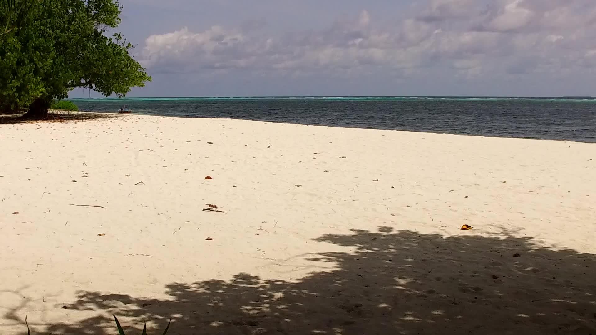 蓝色环礁湖和沙巴附近白色海滩背景的海滨海滩假日是空的视频的预览图