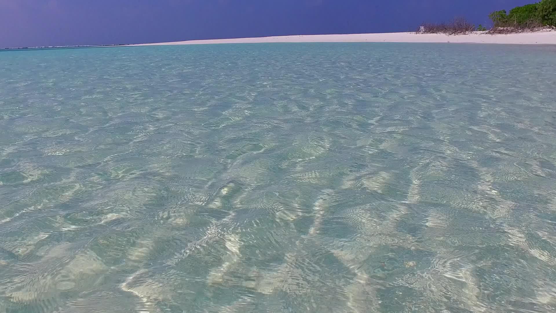 深蓝色的大海和日落前的白沙背景视频的预览图