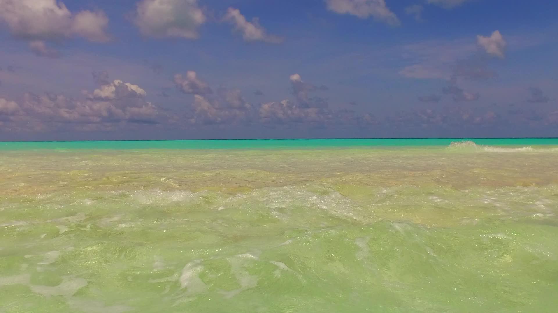 蓝色环礁湖和靠近珊瑚礁的白色海滩背景呈现出完美的海滩背景视频的预览图