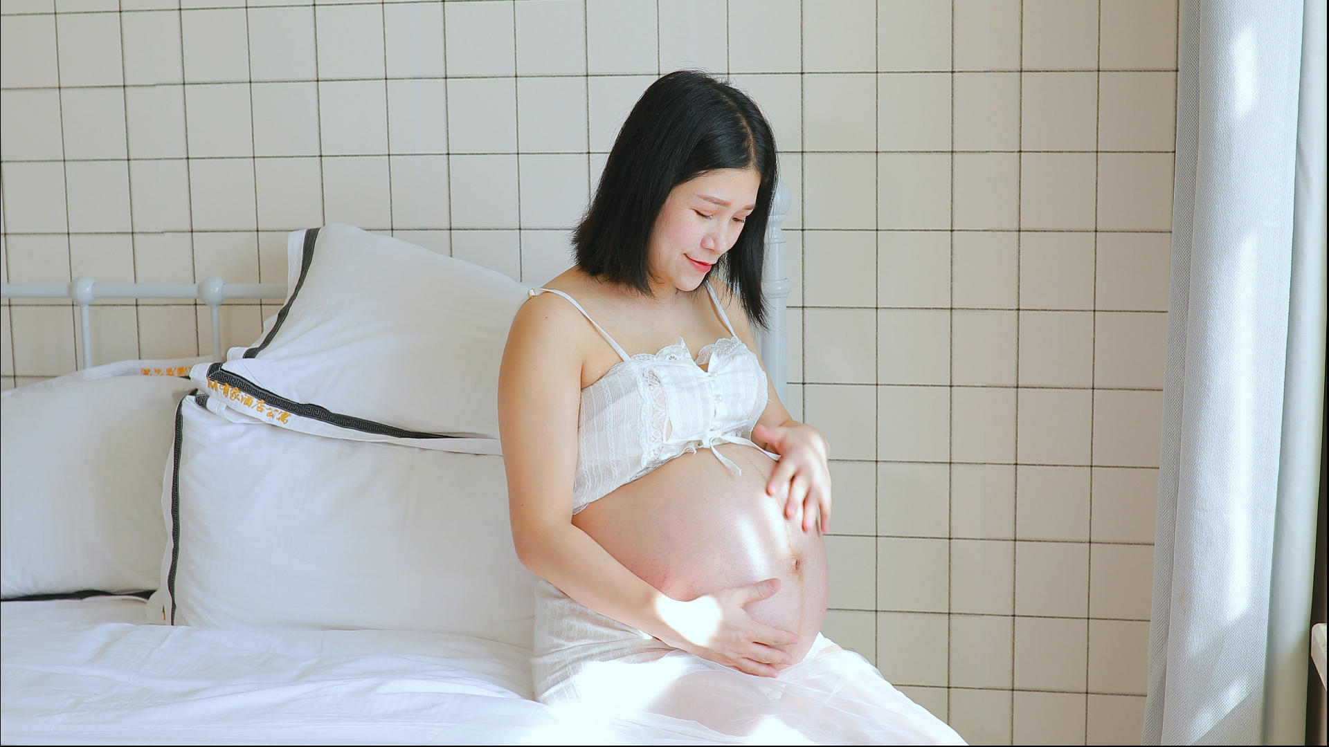 孕妇准妈妈抚摸怀孕的肚子和胎宝宝互动视频的预览图