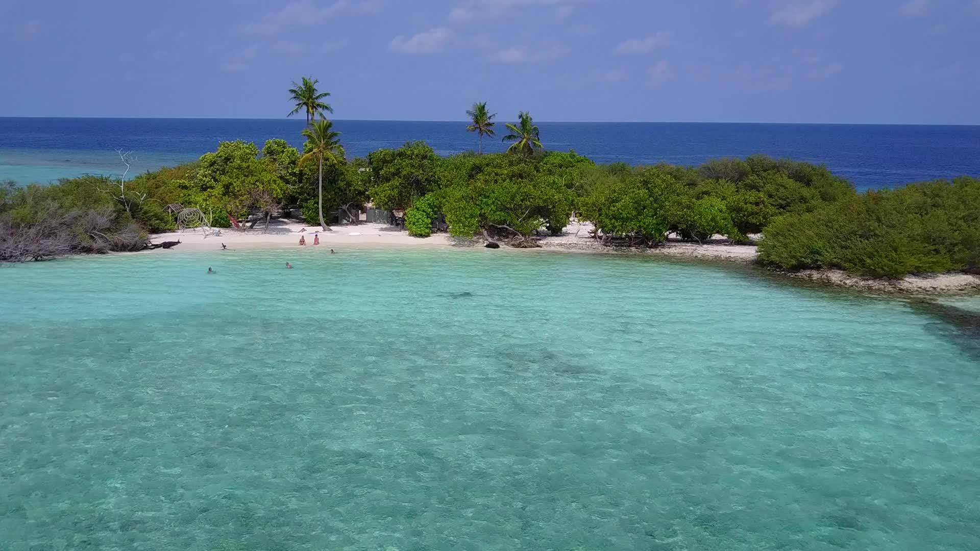 日出后完美的海湾海滩度假背景为浅环礁湖和白色沙滩全天候度假视频的预览图