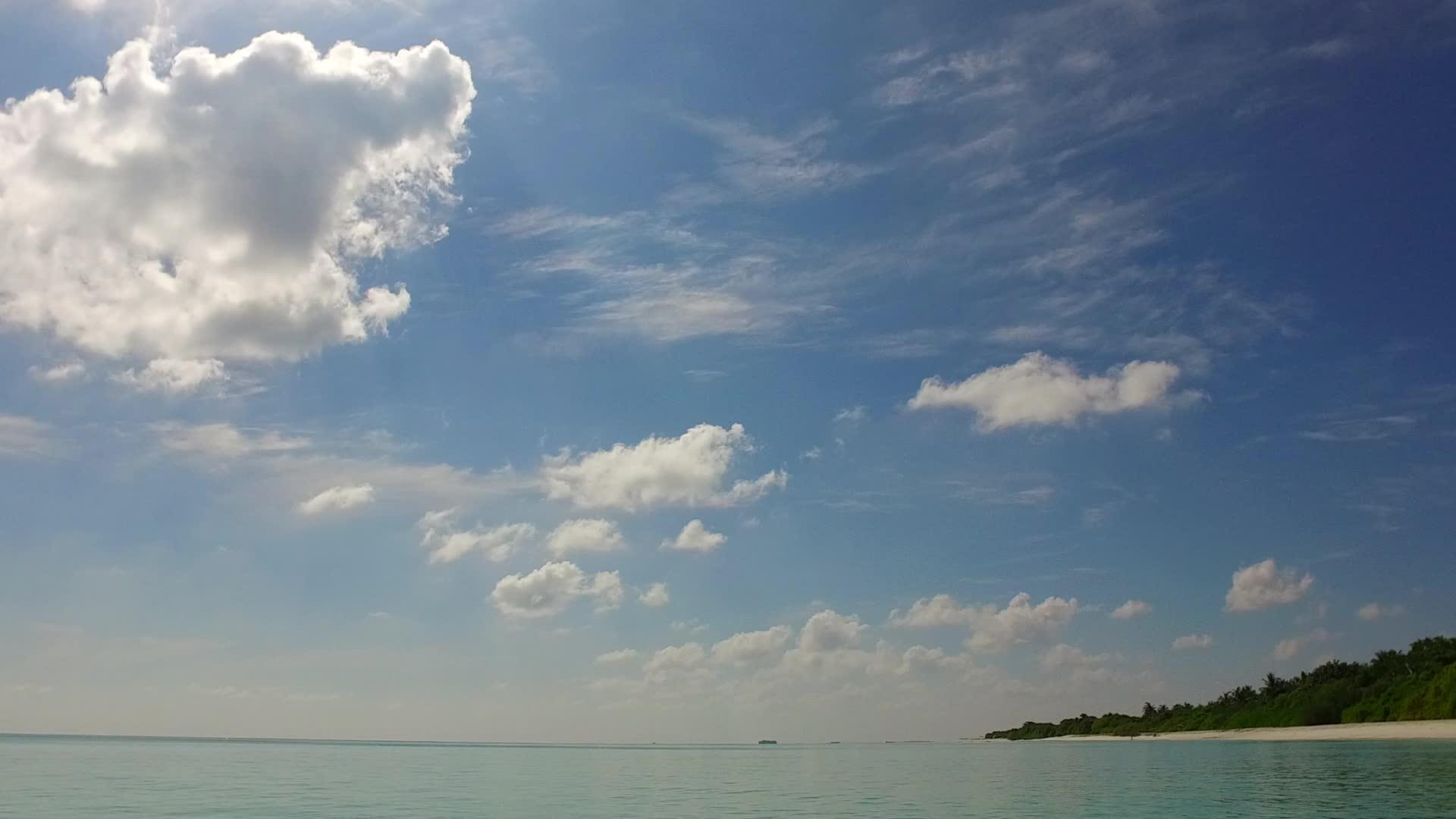 通过蓝色环礁湖和波浪附近的白沙背景在宁静的海滩上进行野生视频的预览图