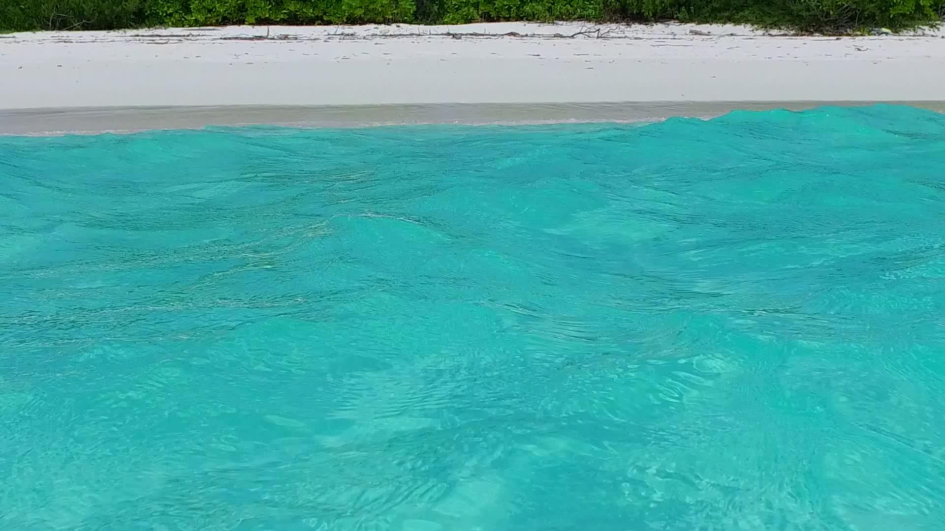 阳光明媚的天堂环礁湖海滩旅行在蓝海附近的度假村视频的预览图