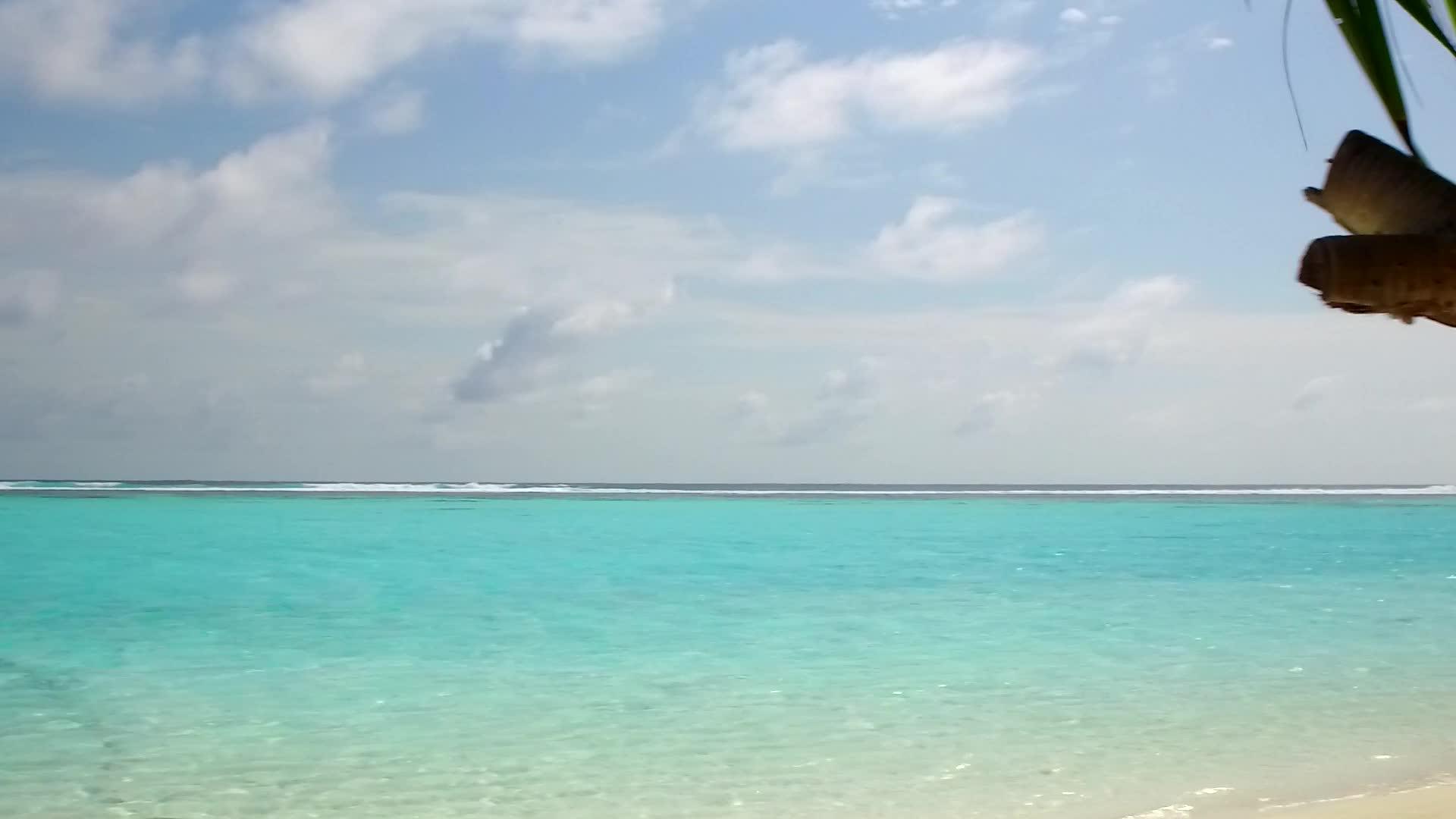 蓝海和沙巴附近的白色沙滩背景下宁静的海岸线平静的海滩生活方式视频的预览图