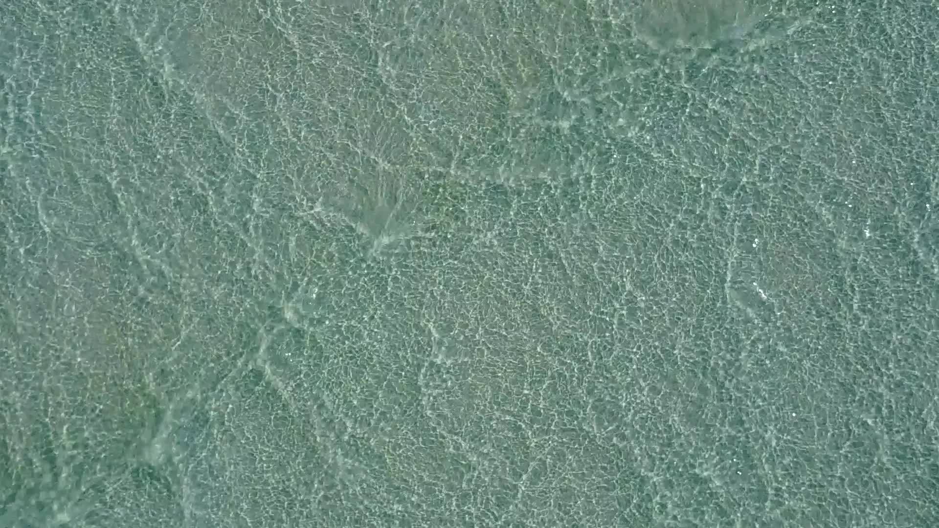 海岸海滩的海景以蓝水和白沙为背景视频的预览图