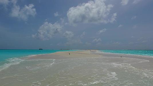 蓝色的水和白色的沙子靠近棕榈树蓝色的水和白色的沙子靠近热带海岸视频的预览图