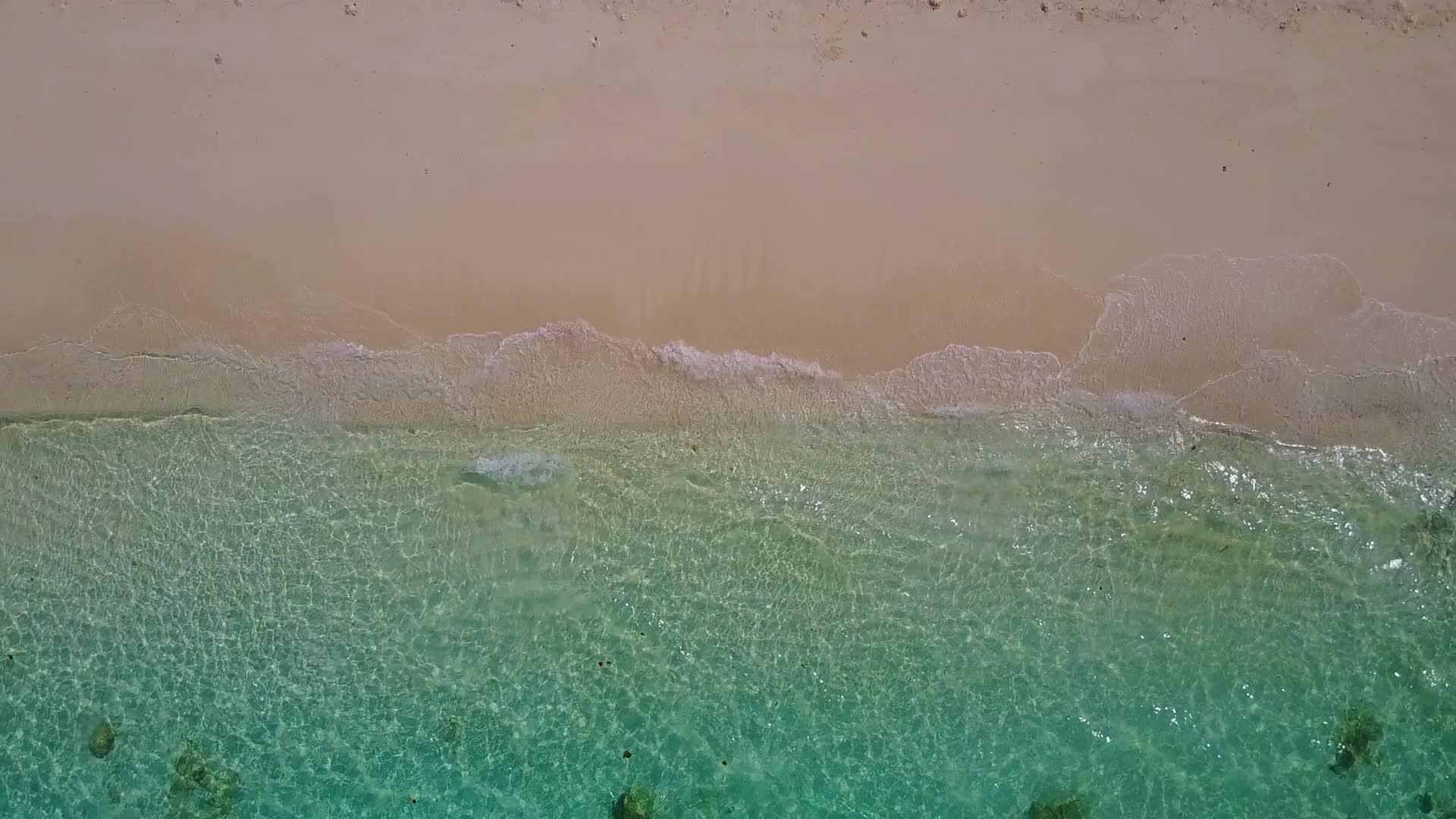 蓝色海洋和浅沙背景靠近珊瑚礁热带海岸线海岸海滩时间视频的预览图