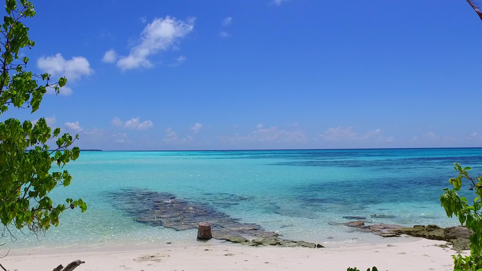 在海滩附近的蓝色海洋和白色沙滩的背景下放松探索视频的预览图