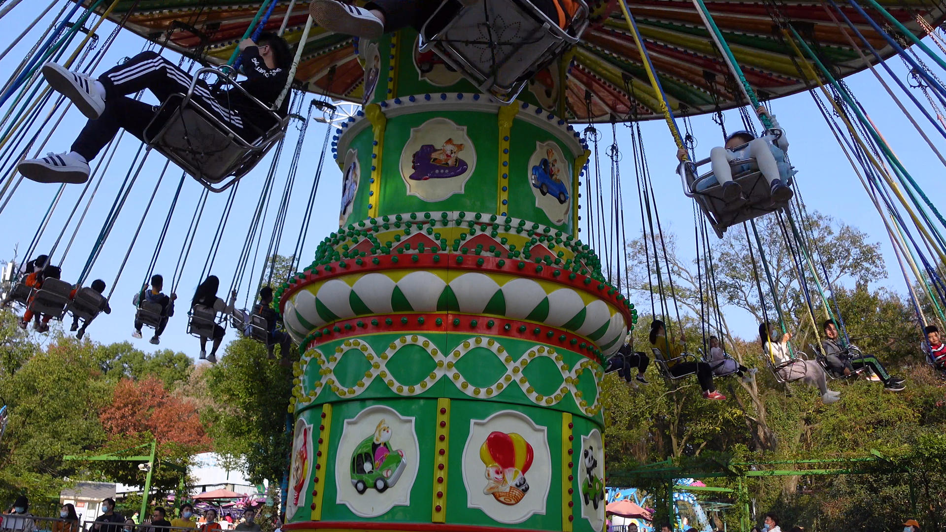 城市景区娱乐休闲亲子儿童乐园的旋转木马4k素材视频的预览图