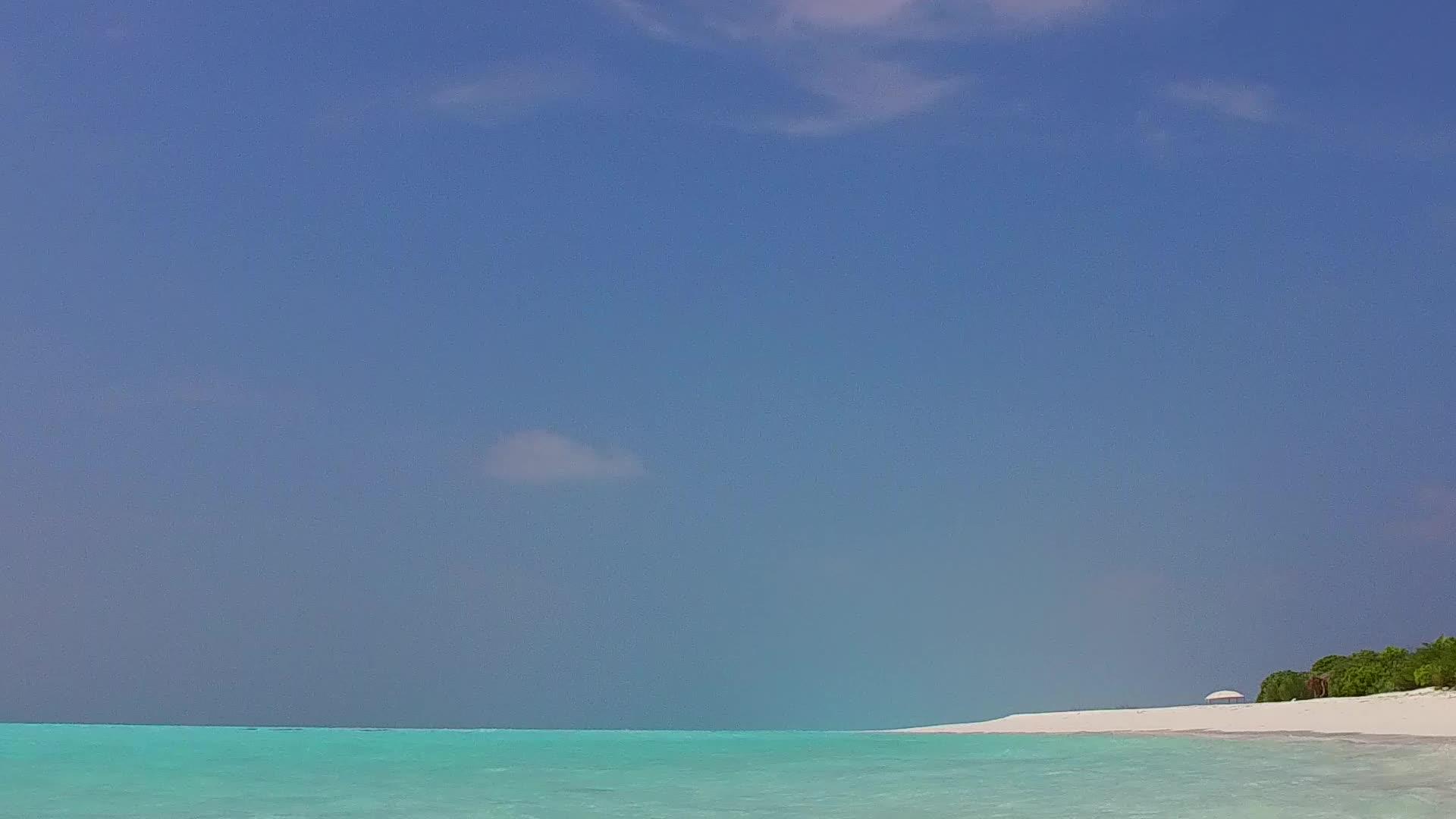 沙洲附近的白沙背景蓝绿海洋旅游海滩航行白天性质视频的预览图