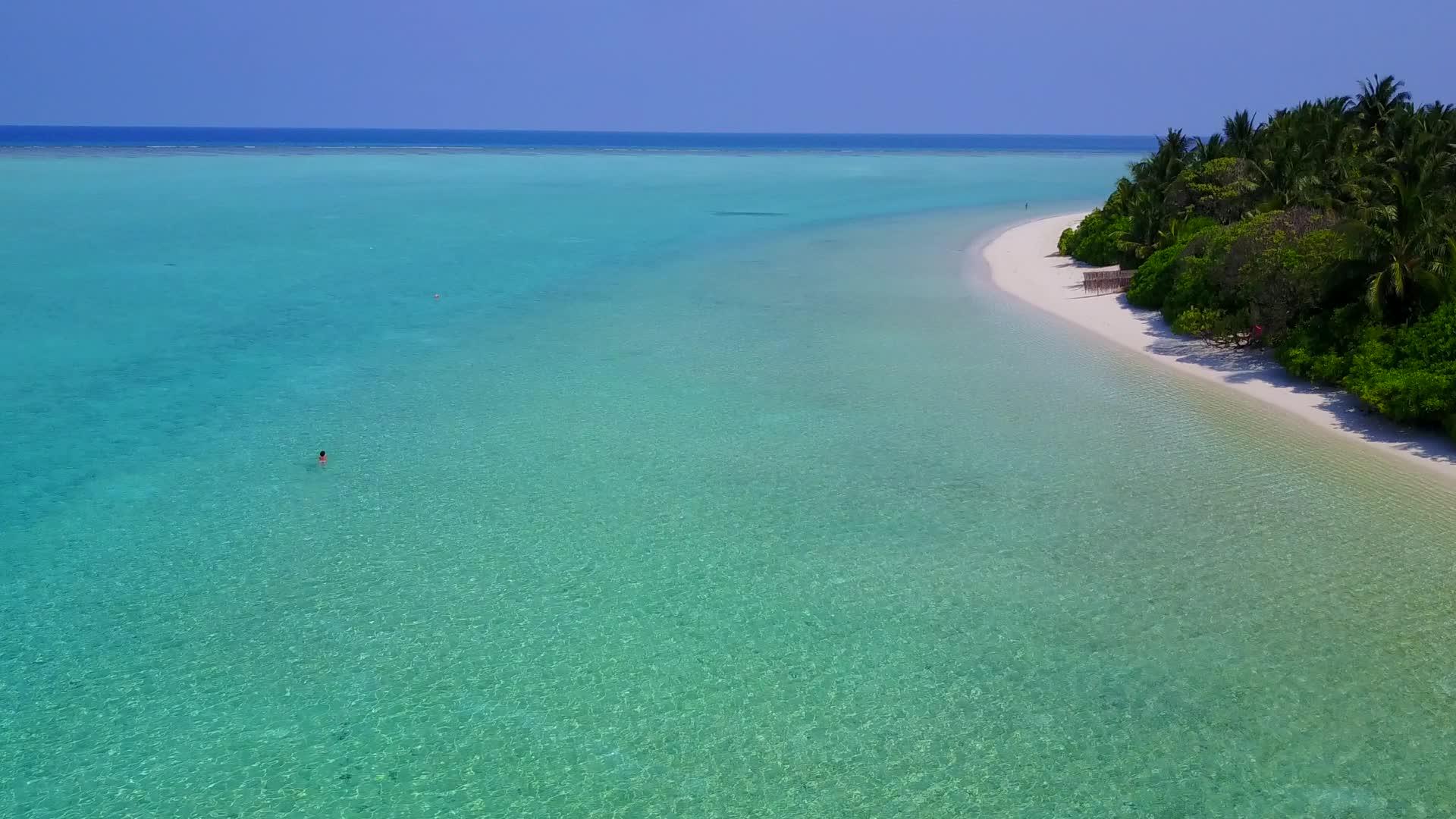 热带岛屿海滩的浪漫之旅是在环礁附近有一个白色海滩背景的松树视频的预览图