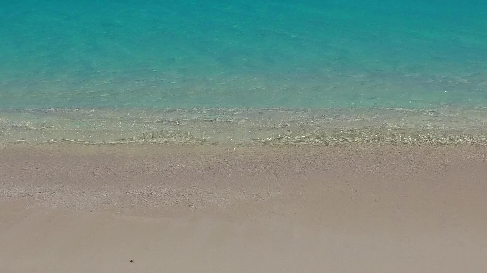 透明的海洋和干净的沙质背景靠近冲浪放松海岸海滩之旅视频的预览图