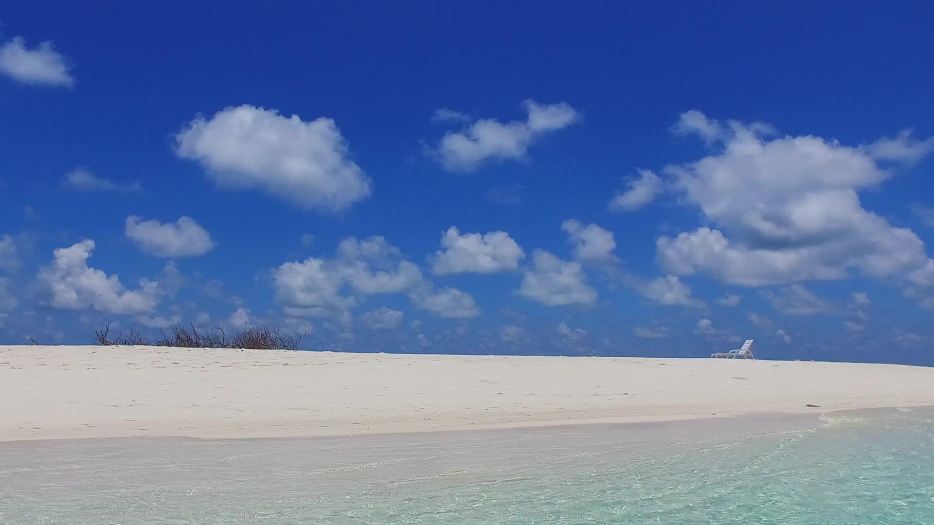 蓝海和日出后的白色海滩是蓝海放松岛海滩野生生物的背景视频的预览图