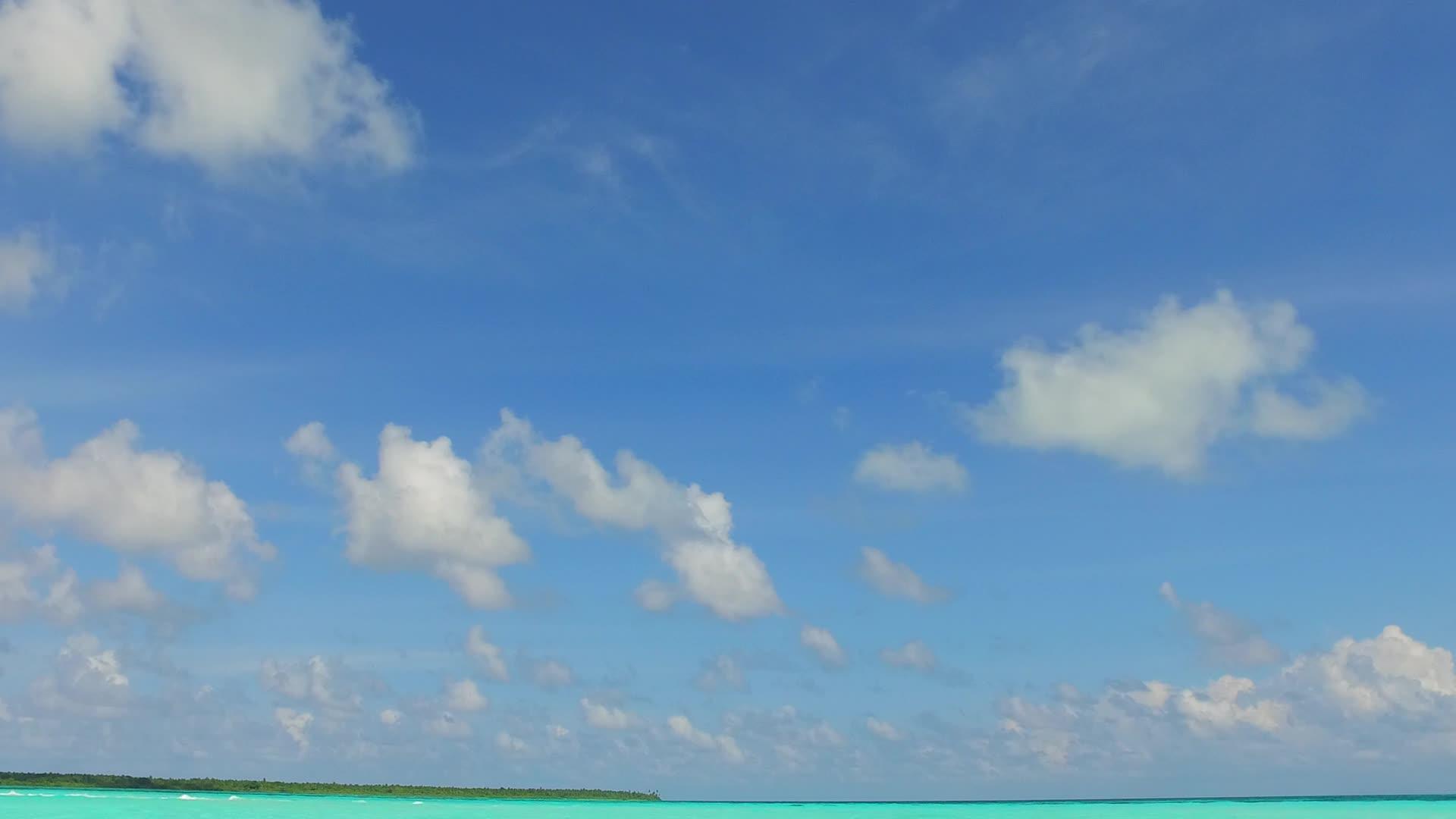 海滩附近的透明海面和白色沙底背景阳光明媚凉爽凉爽视频的预览图