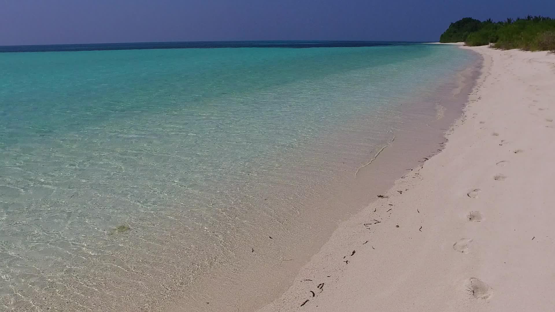 日出后清澈的环礁湖有一个白色的沙滩视频的预览图
