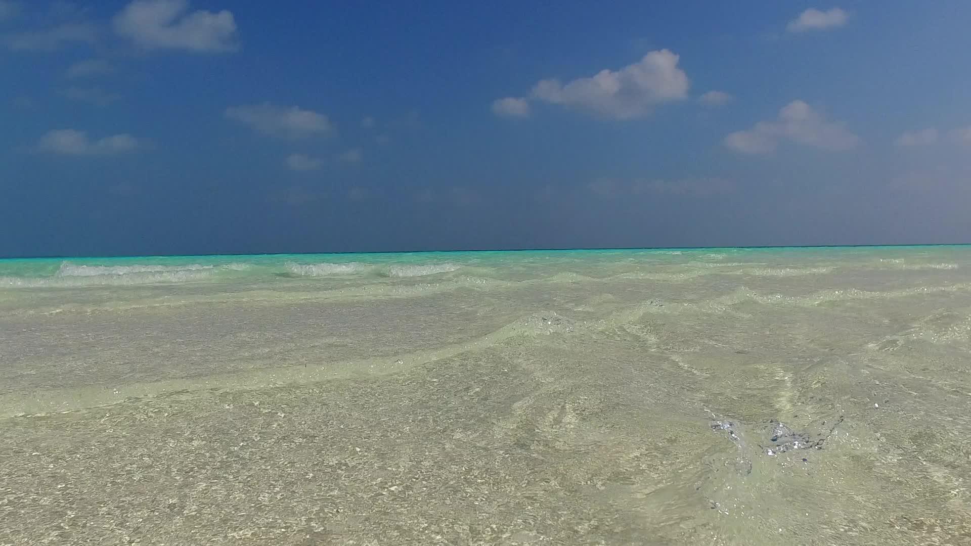 在沙洲附近的蓝色水域和白色沙滩的背景下近距离距离放松的海岸海滩视频的预览图