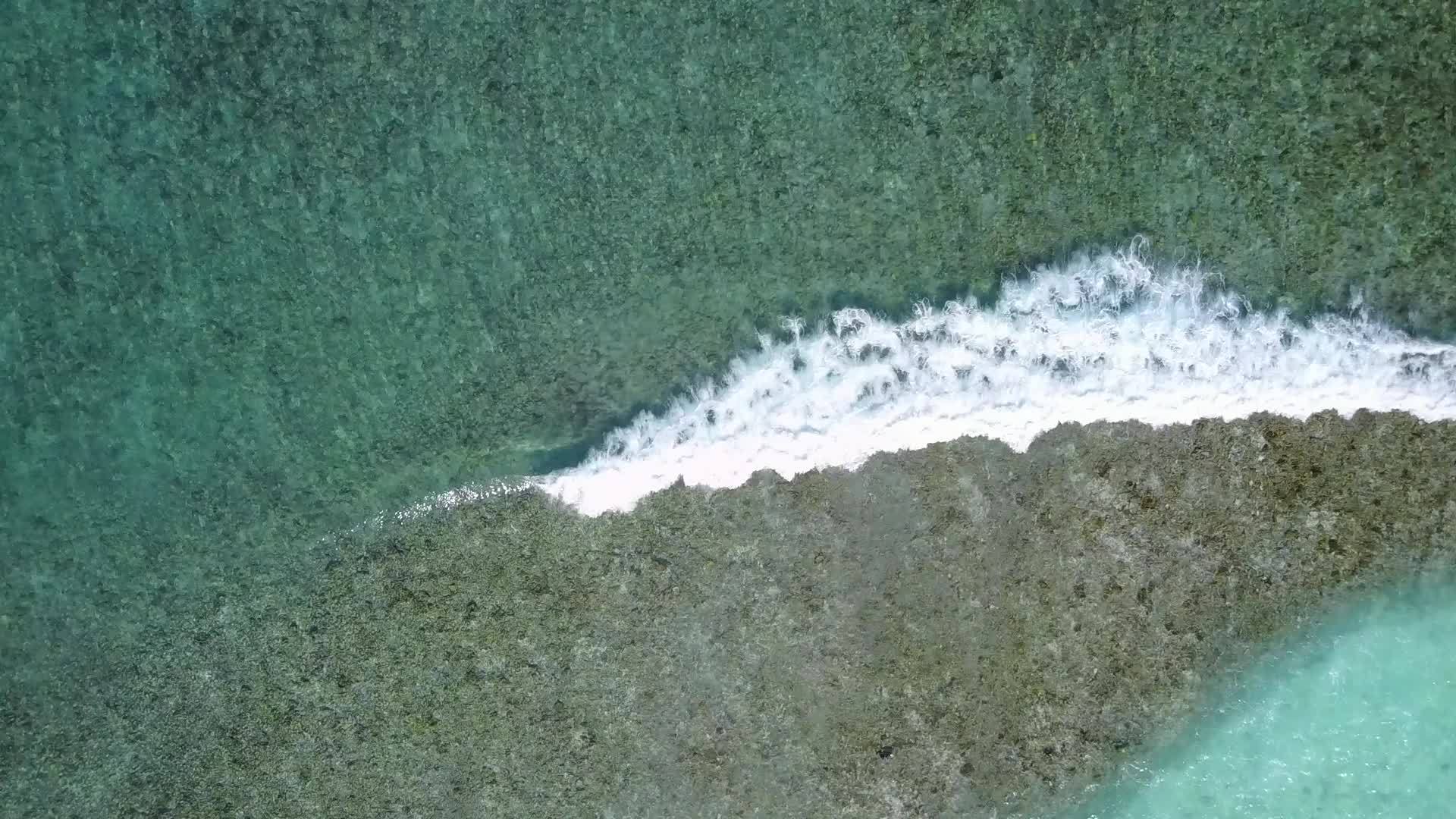 海洋泻湖基于蓝环礁湖和海滩附近的清洁沙土背景视频的预览图