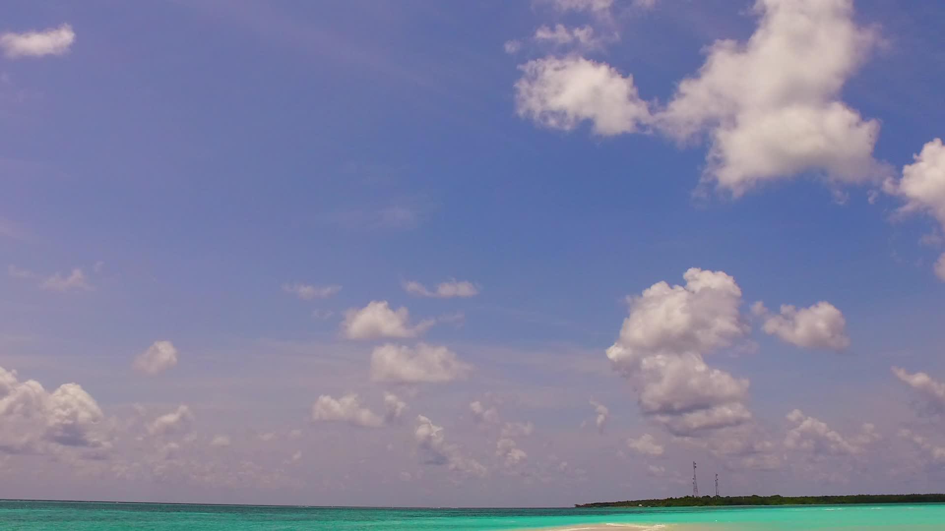 蓝环礁棕榈树附近有一个白色的沙子背景从广角提取天堂视频的预览图