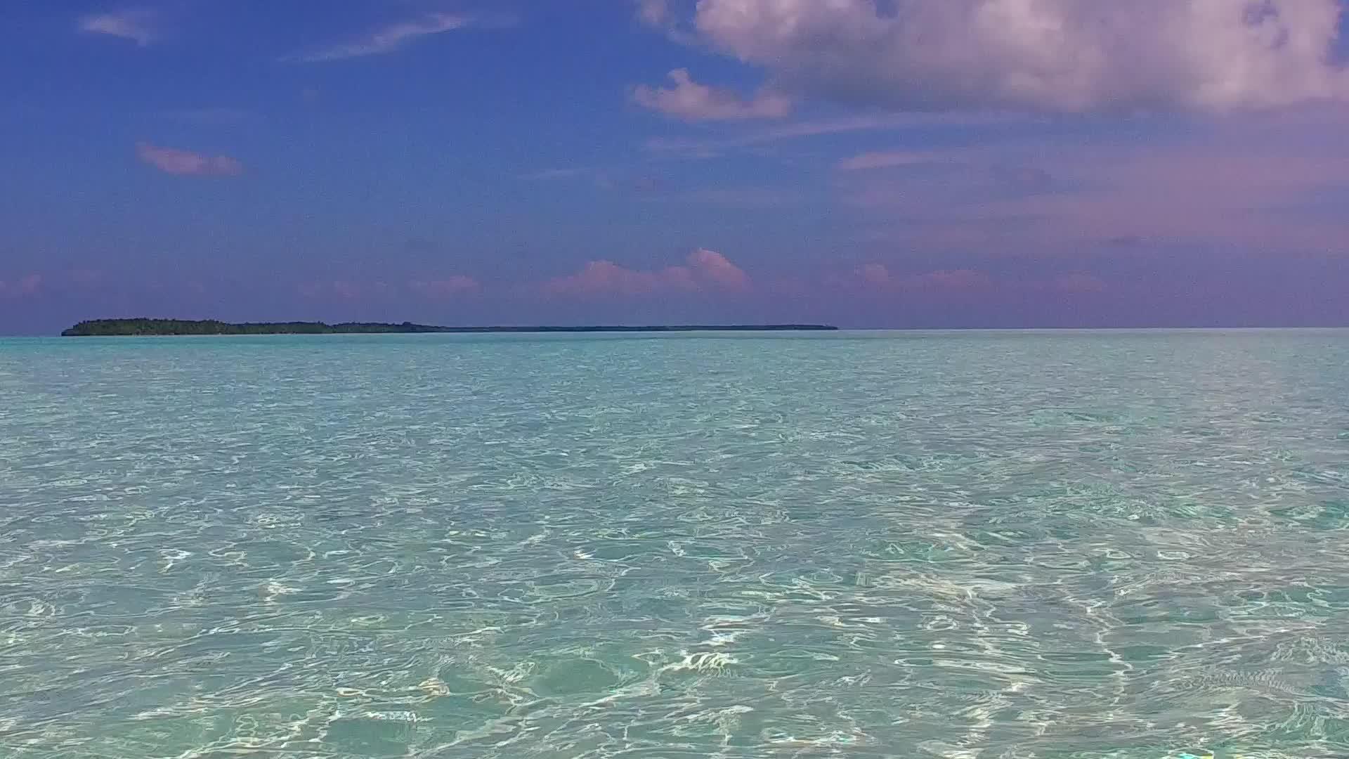 蓝海豪华度假村海滩白色沙滩背景靠近棕榈树视频的预览图