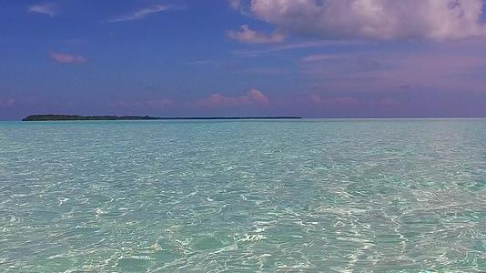 蓝海豪华度假村海滩白色沙滩背景靠近棕榈树视频的预览图