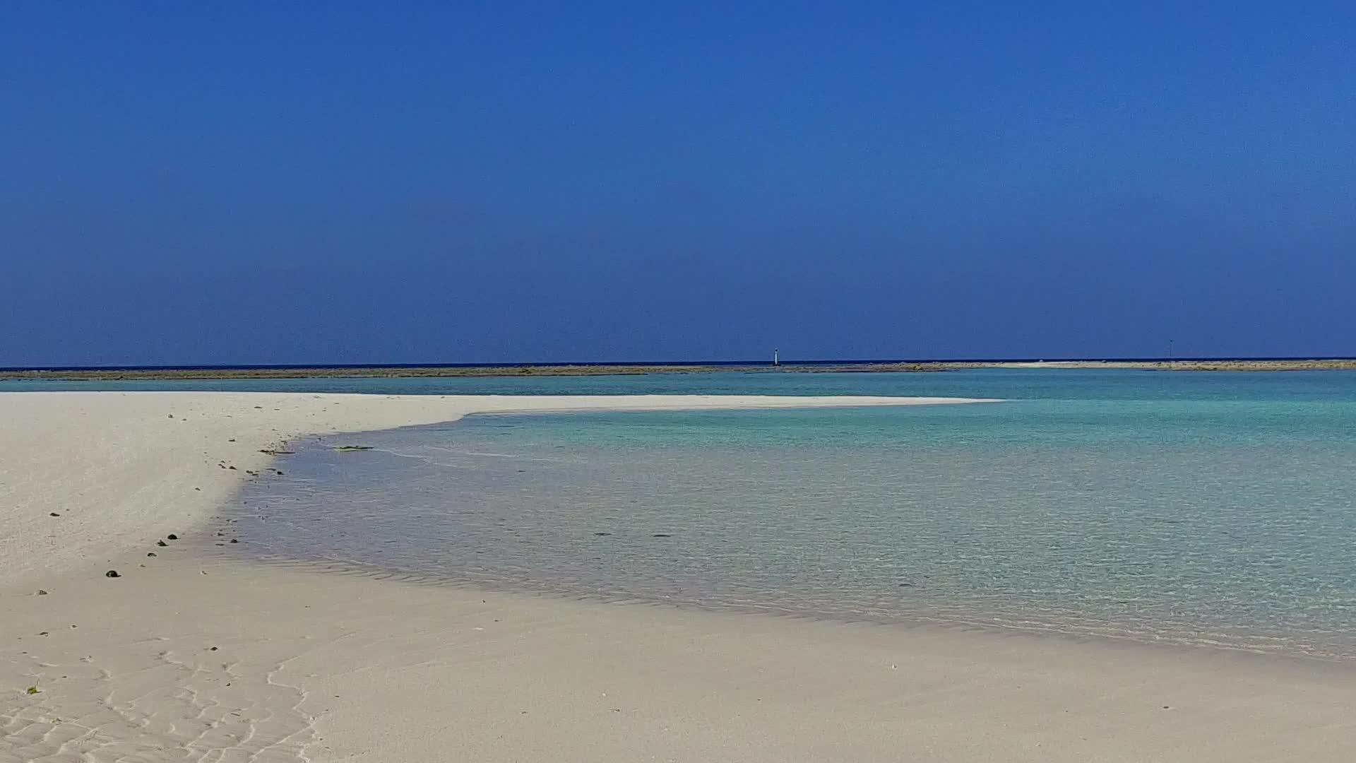 热带海岸海滩探险活动热带蓝海和日落前清洁沙地背景视频的预览图