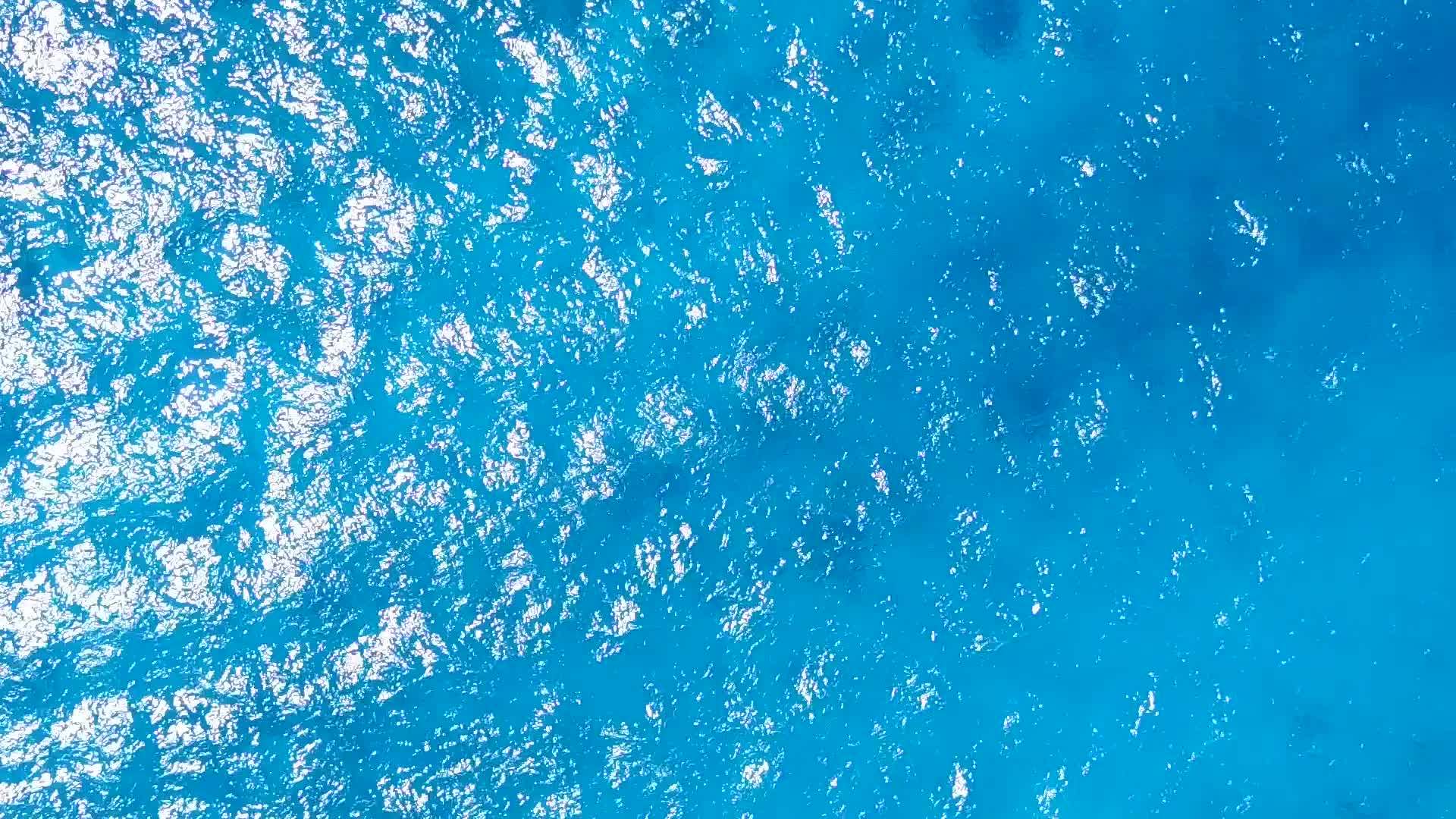 在沙巴附近的浅环礁湖和白沙底白沙滩上航行的海滨海滩是空的视频的预览图