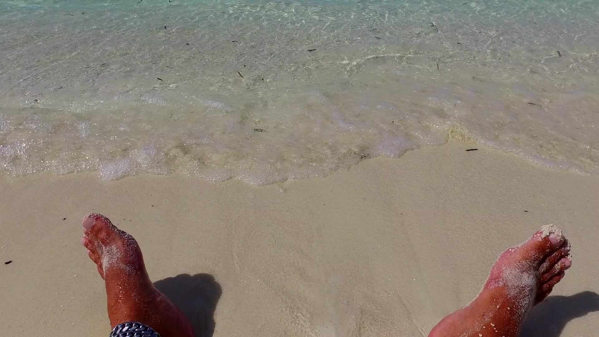 蓝绿环礁珊瑚礁附近有白色沙滩背景视频的预览图