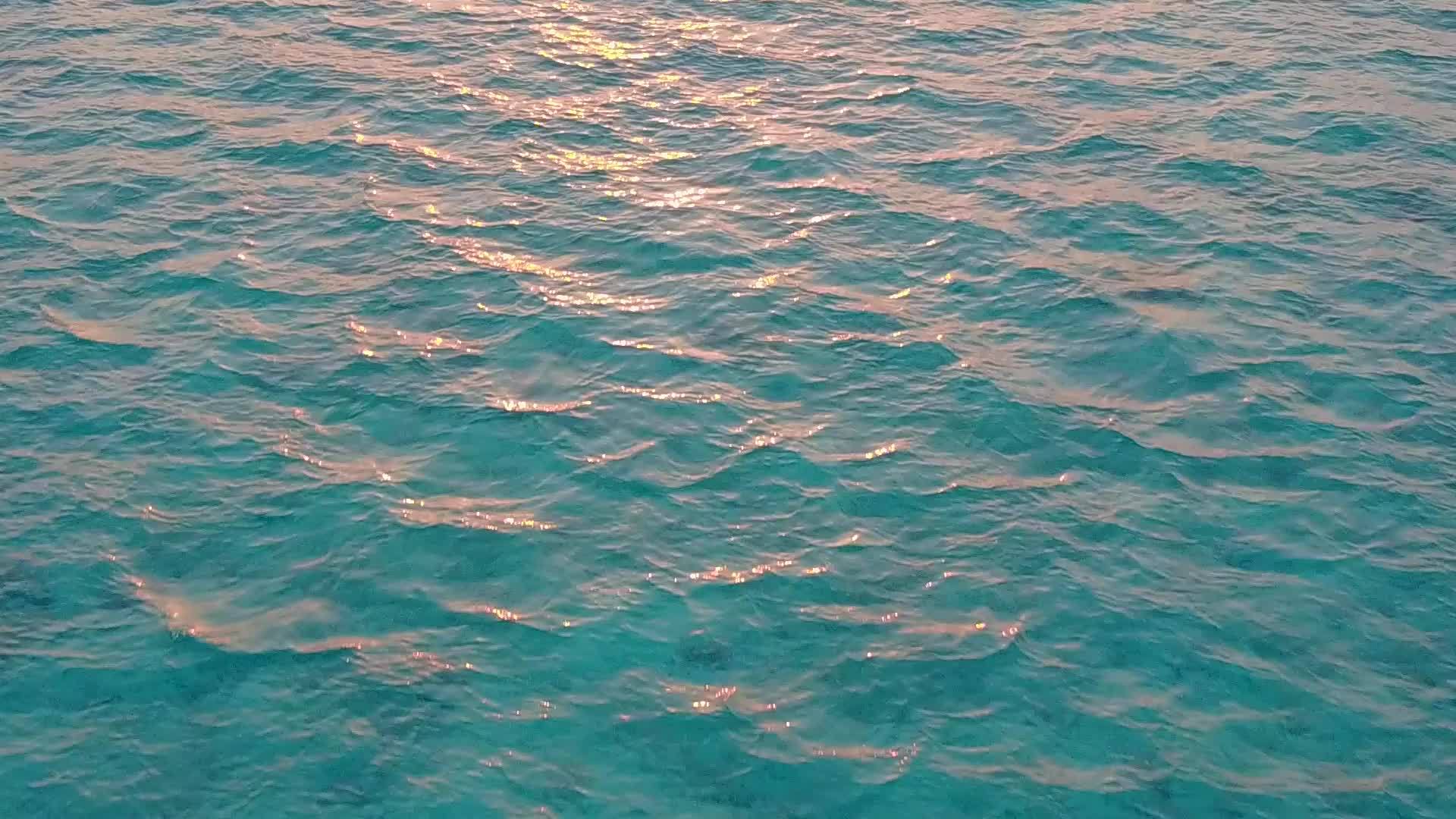 水蓝色海洋和冲浪附近的白色海滩背景适合热带度假海滩时间视频的预览图