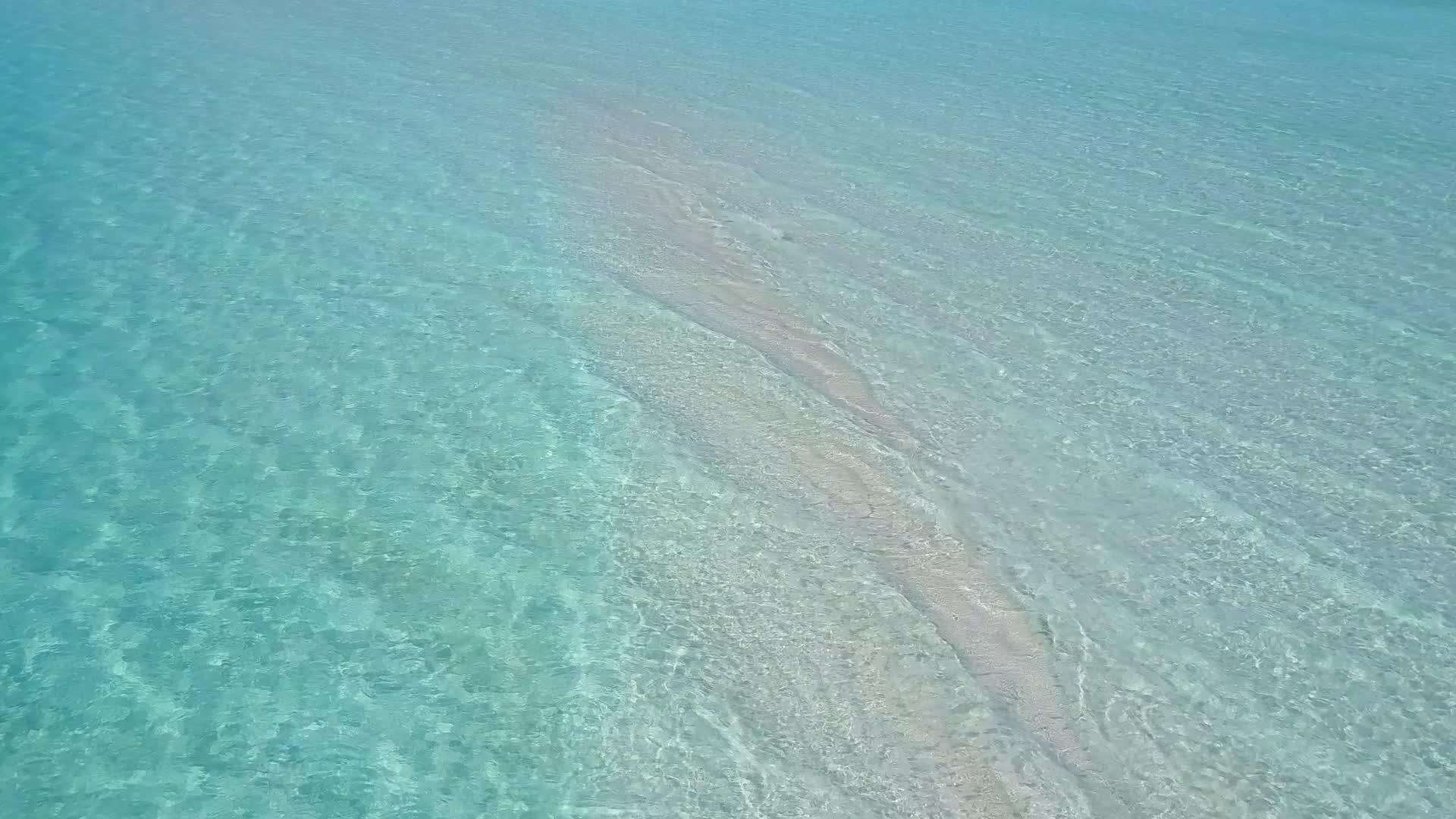 热带海岸的背景是蓝色的海洋和近海的白色海滩视频的预览图