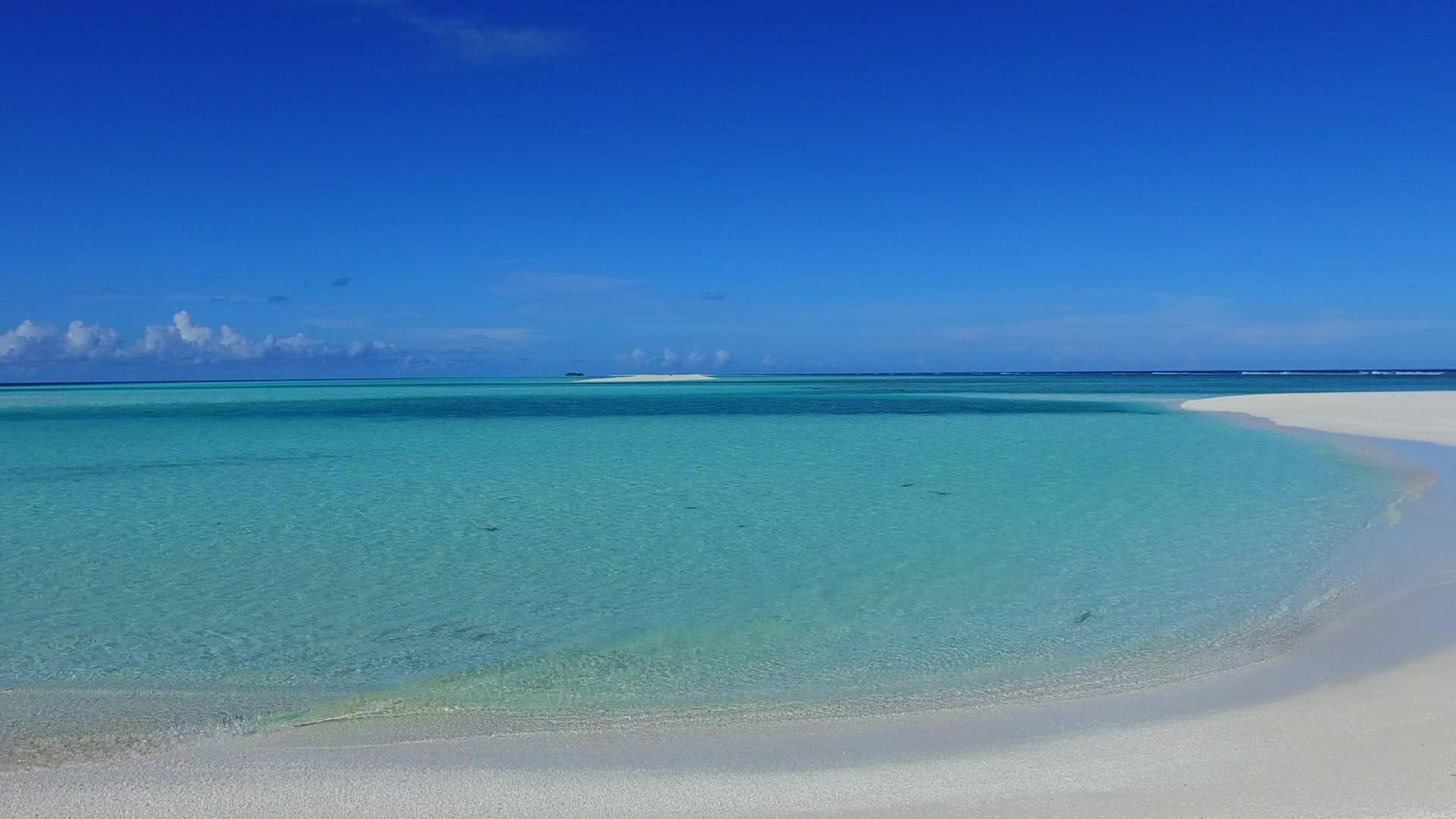 海滩上的蓝海和珊瑚礁附近的白沙背景充满了风景视频的预览图